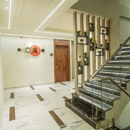 Familia Hotel And Banquets Лакнау Екстериор снимка