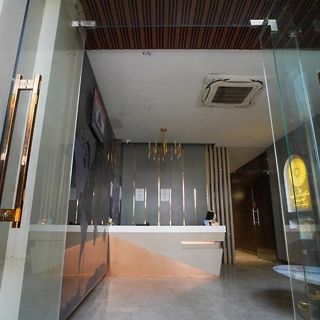 Familia Hotel And Banquets Лакнау Екстериор снимка