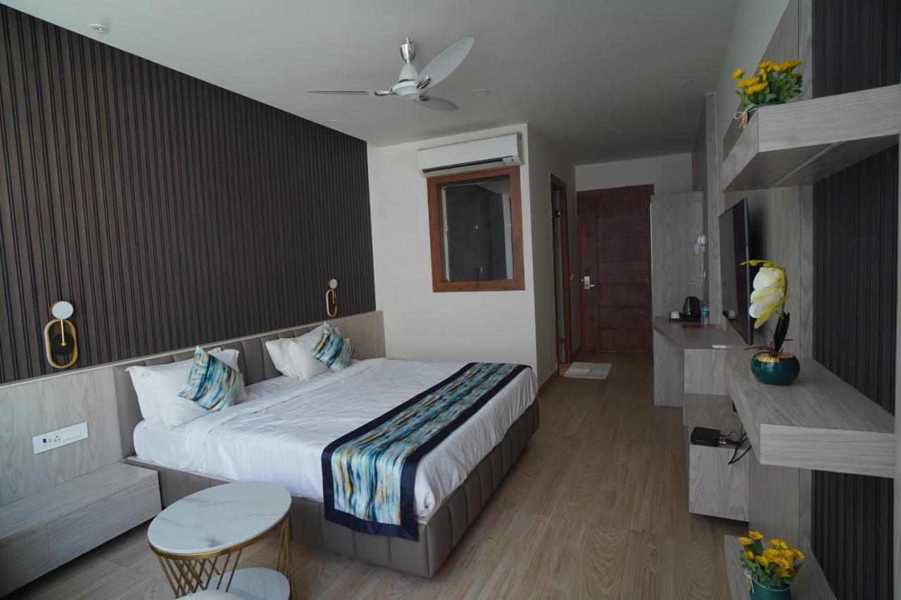 Familia Hotel And Banquets Лакнау Екстериор снимка