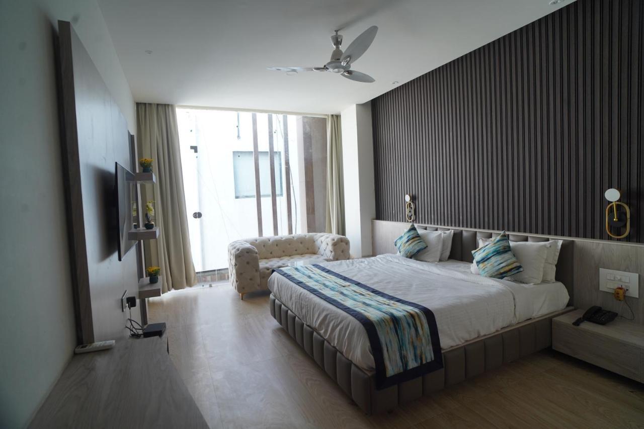 Familia Hotel And Banquets Лакнау Екстериор снимка