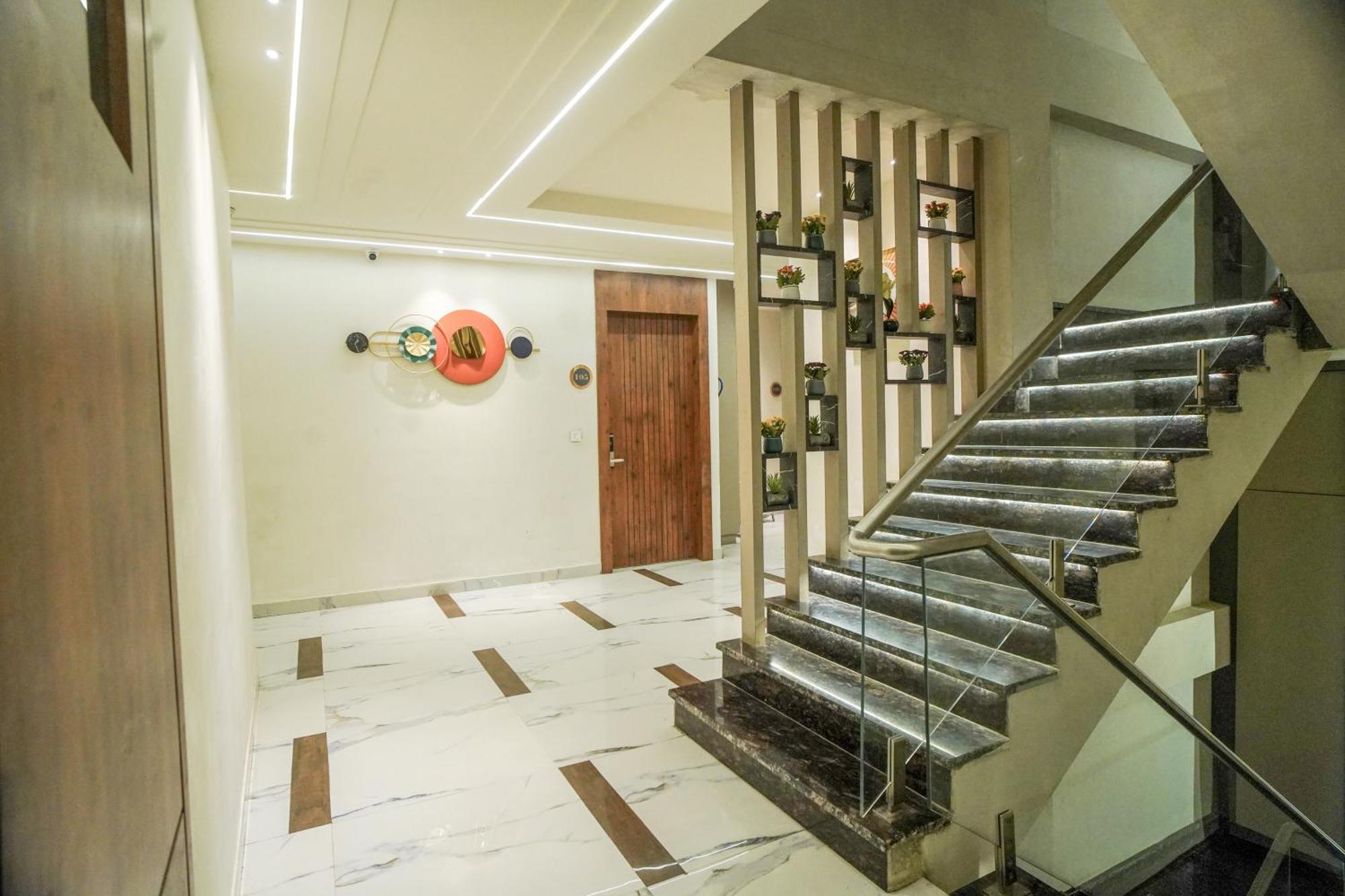 Familia Hotel And Banquets Лакнау Екстериор снимка