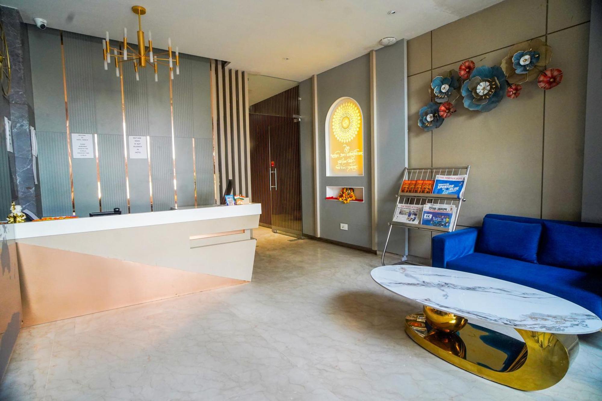 Familia Hotel And Banquets Лакнау Екстериор снимка