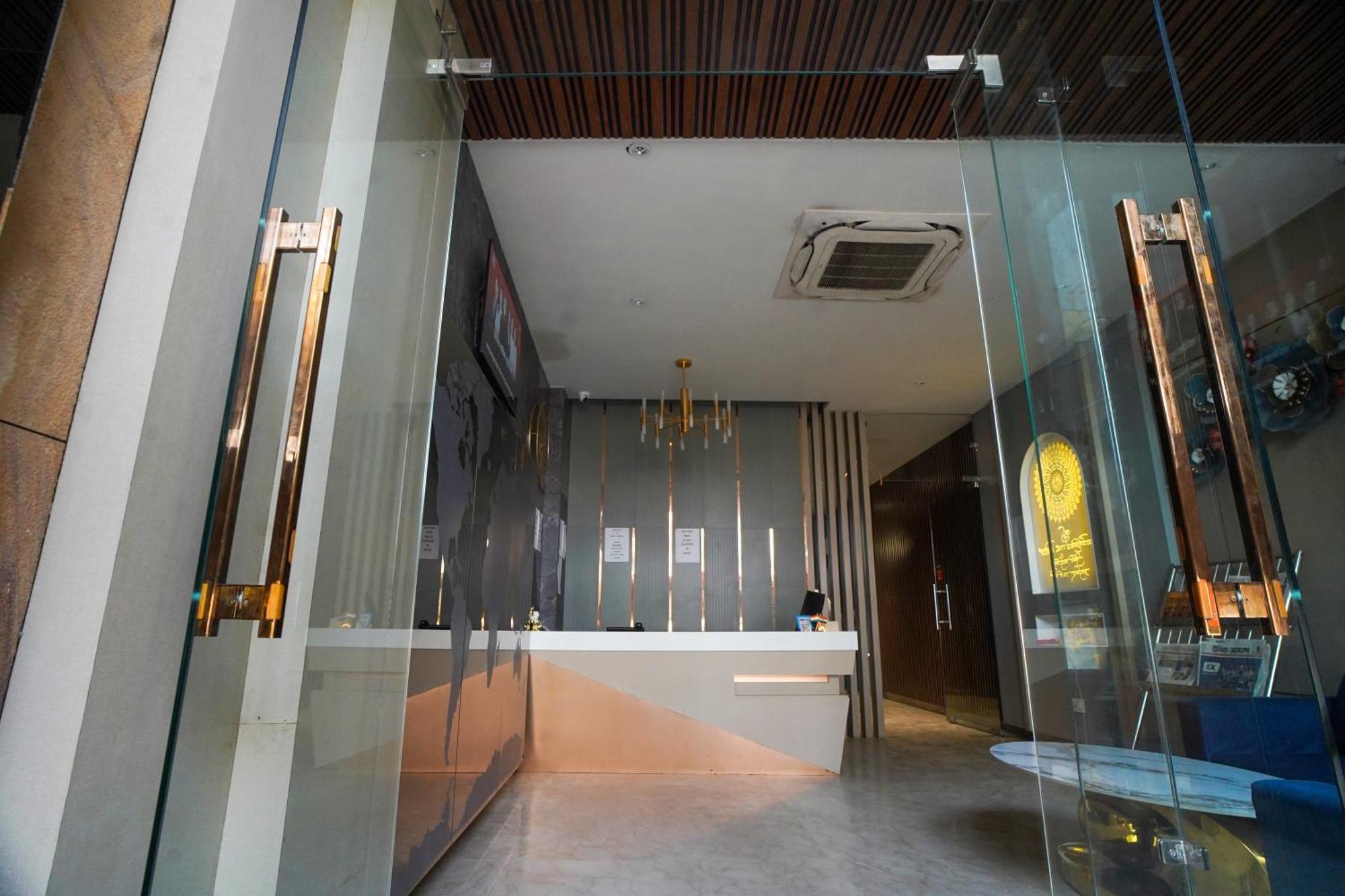 Familia Hotel And Banquets Лакнау Екстериор снимка
