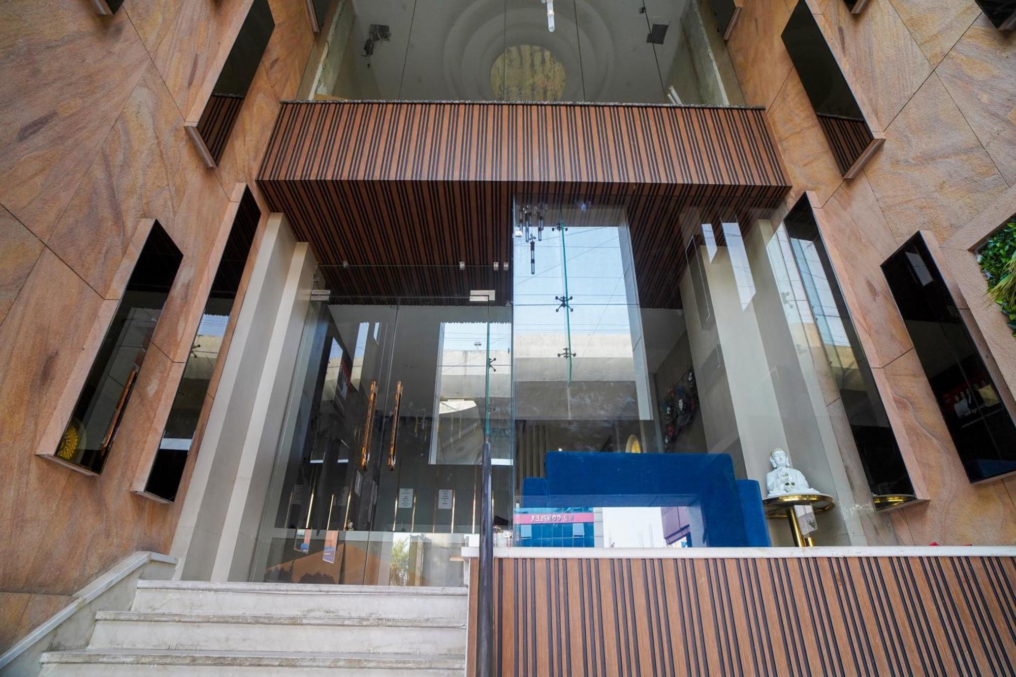 Familia Hotel And Banquets Лакнау Екстериор снимка