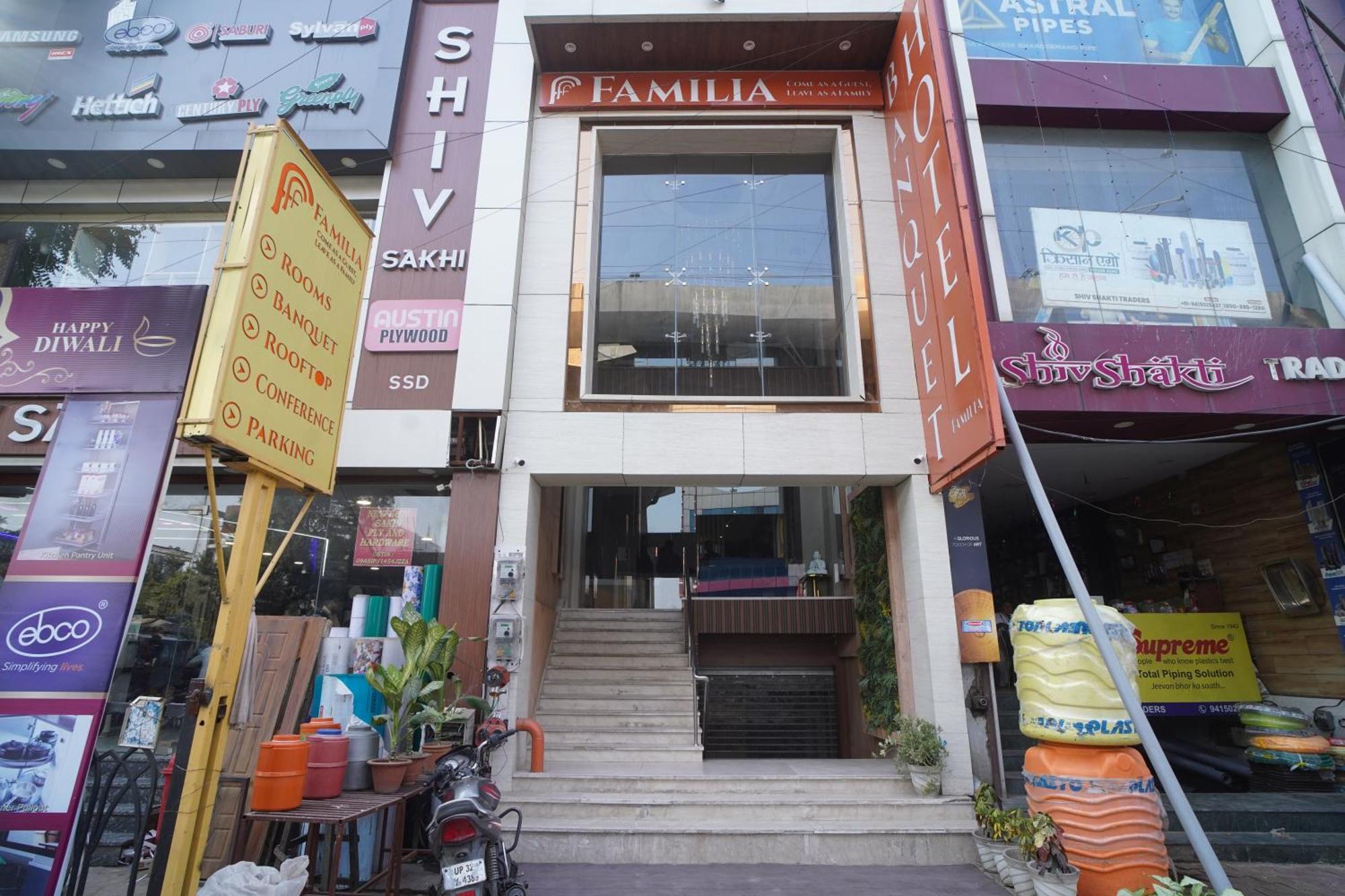 Familia Hotel And Banquets Лакнау Екстериор снимка
